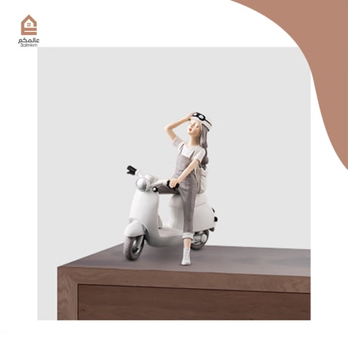 تحفة فتاة تقود دراجة نارية