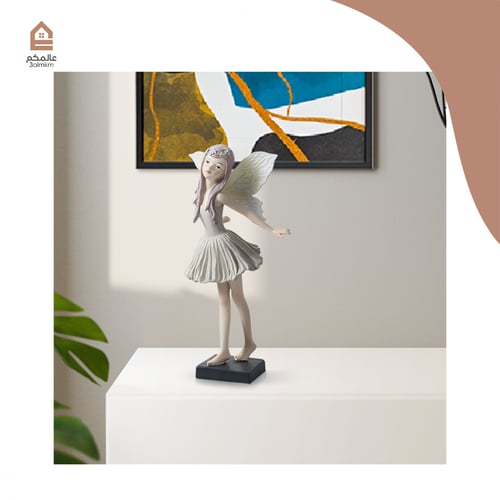 تحفة فتاة بأجنحة الفراشة الطائرة