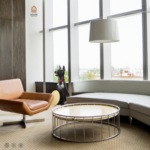 طاولة جانبية بشكل جيرمن يحمل صحن