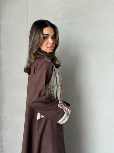 عباية ( ربى ) كريب لينن مع تدخيلات شك وتطريز