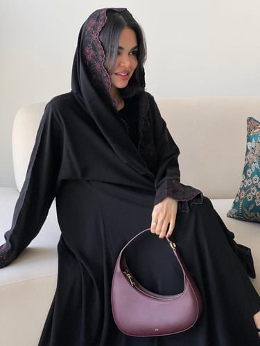 عباية ( حلا اسود ) قطعة كريب خفيف مع تطريز يدوي مح...