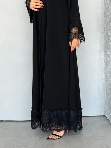 عباية ( سيلا ) كريب حريري مع تدخيلات دانتيل