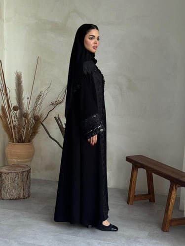 عباية ( قمر ) كريب مع شك ودانتيل