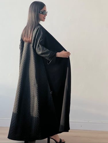 عباية كتان اسود بياقة رفيعه مع جاكار بالاكمام والخ...