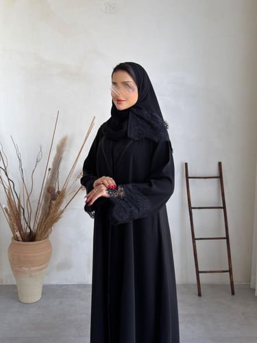 عباية ( سيلا ) كريب حريري مع تدخيلات دانتيل