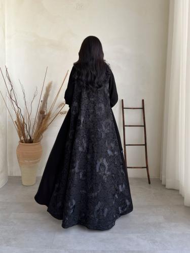 عباية ( يارا ) كريب مع دانتيل برسم بارز