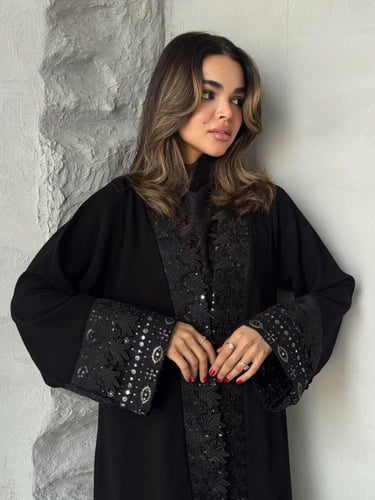 عباية ( قمر ) كريب مع شك ودانتيل