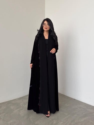 عباية scarlet مخمل كوري مع كريب وتطريز