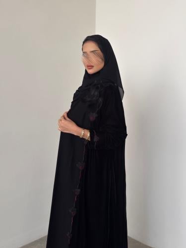عباية scarlet مخمل كوري مع كريب وتطريز