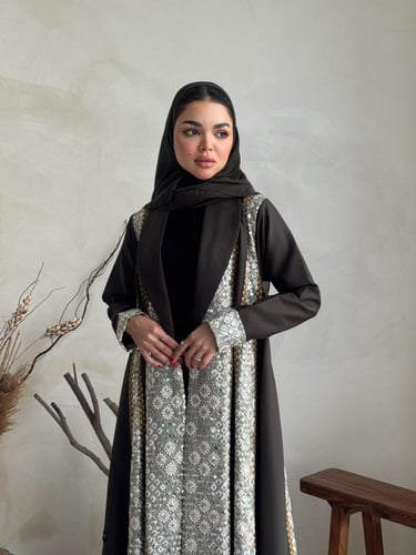 عباية ( ندى زيتي ) كريب مع تدخيلات شك وتطريز