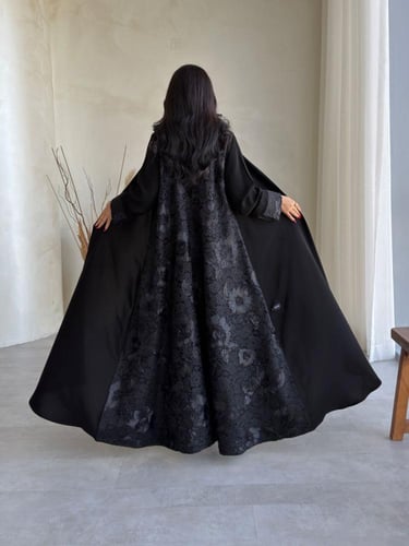 عباية ( يارا ) كريب مع دانتيل برسم بارز