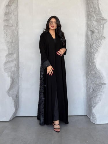 عباية ( يارا ) كريب مع دانتيل برسم بارز