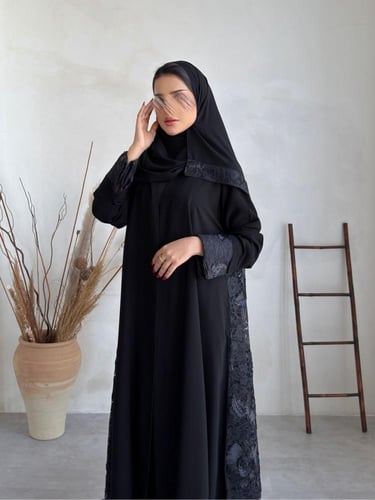 عباية ( يارا ) كريب مع دانتيل برسم بارز