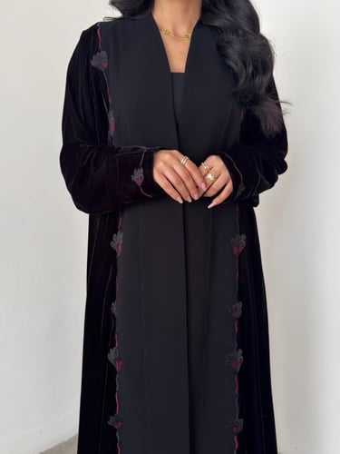 عباية scarlet مخمل كوري مع كريب وتطريز