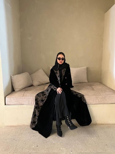 عباية ( أيات ) مخمل مع تطريز مخمل رسمي