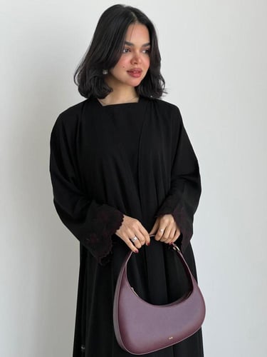 عباية ( حلا اسود ) قطعة كريب خفيف مع تطريز يدوي مح...