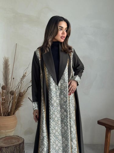 عباية ( ندى زيتي ) كريب مع تدخيلات شك وتطريز