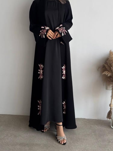 عباية ( صفاء لون اسود ) كريب مع تطريز يدوي