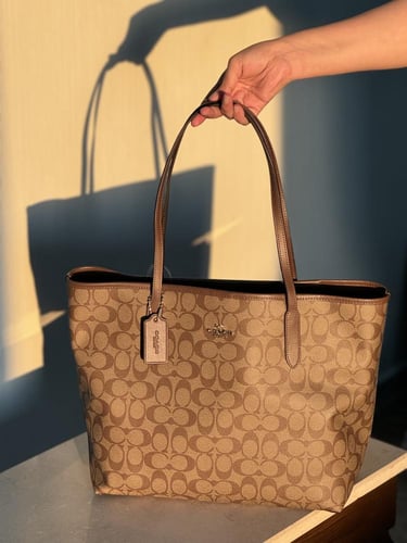 كوتش | City Tote Bag In Signature Canvas