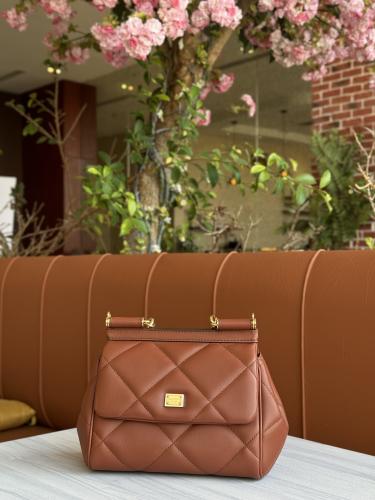 دولتشي اند قابانا | Small Sicily handbag in dauphi...