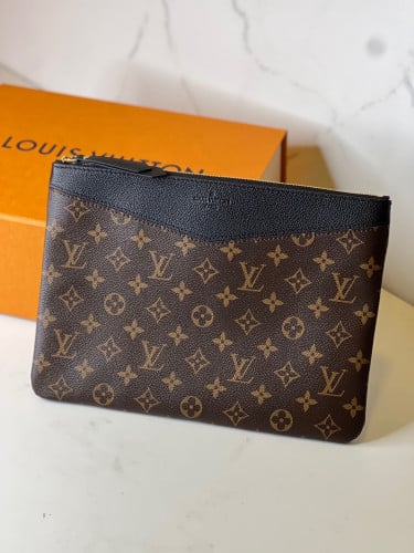 ال ڤي | DAILY POUCH