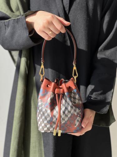 لوب نوير | MICRO BUCKET BAG Cheval Brown/Brandy