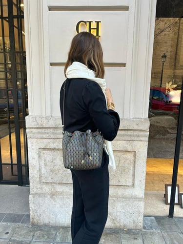 كارولينا هيريرا | EDITORS BUCKET | MEDIUM SHOULDER...