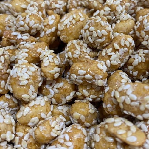 فول سوداني مقشور محمص بالعسل والسمسم