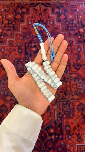 يوناني ابيض مموج كبير بخيط سماوي - كركوش