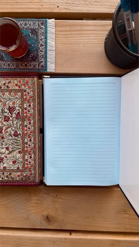 دفتر سجادة مزخرف بالورد .