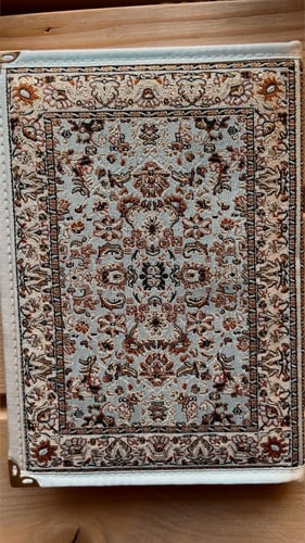 دفتر سجادة ابيض مزخرف .