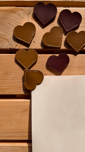 فاصل قلب من الجلد