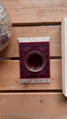 كوستر سجاد احمر شرقي مزخرف .