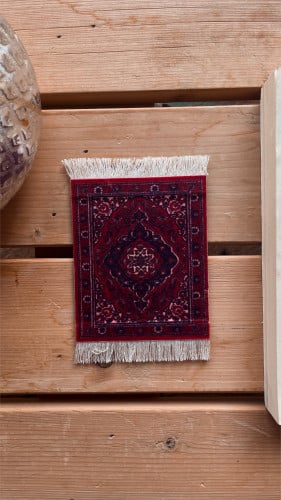 كوستر سجاد احمر شرقي مزخرف .