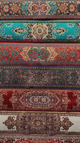 فاصل سجادة ابيض مزخرف