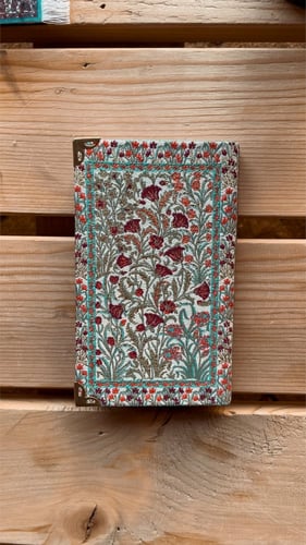 مُفكرة صغيرة بغلاف السجاد مزخرف بالورد