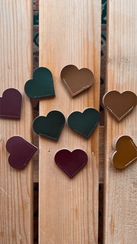 فاصل قلب من الجلد