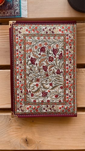 دفتر سجادة مزخرف بالورد .