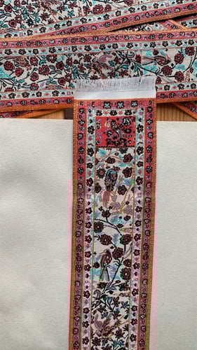 فاصل سجادة مزخرف بالورد بتطريز فارسي