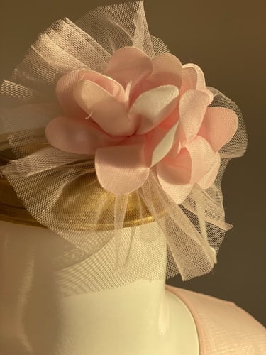 فستان الوردة الزهرية مع فتحة ظهر مميزة وطوق لشعر ل...