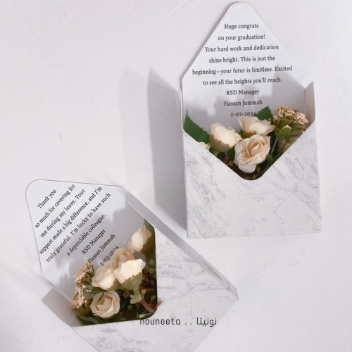 ظرف اهداء مع ورد