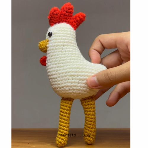 ميدالية الدجاجة من خيوط السعادة