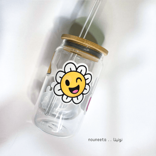 كوب زجاج الاسم مع زينة ورد