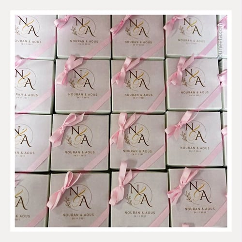 توزيعات زواج بوكس مرايا وردي بالأحرف مع شريطة أنيق...