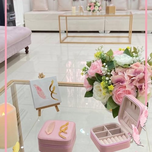 12 حقيبه اكسسوار اكريلك ذهبي وريش وردي