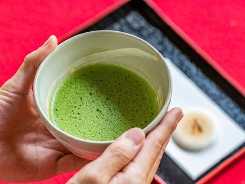 طقم إعداد الماتشا + عبوة ماتشا (أزرق مموج) رقم الط...