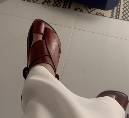 ساق نعام عنابي