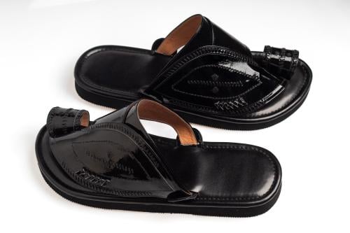 حذاء اسود لماع تطريز