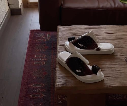 حذاء دم الغزال