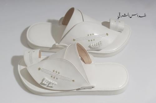 حذاء ابيض تطريز